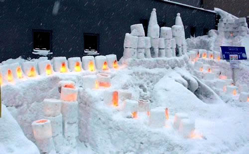 小樽雪あかりの路の雪像とローソク