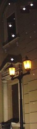 街灯が点灯した日本銀行旧小樽支店
