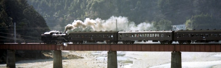 鉄橋を走るC11-227蒸気機関車（１）
